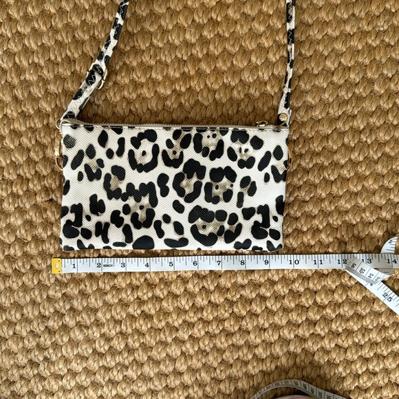 Caroline Hill Leopard print purse with interior pockets and card holders - Picture 4 of 10